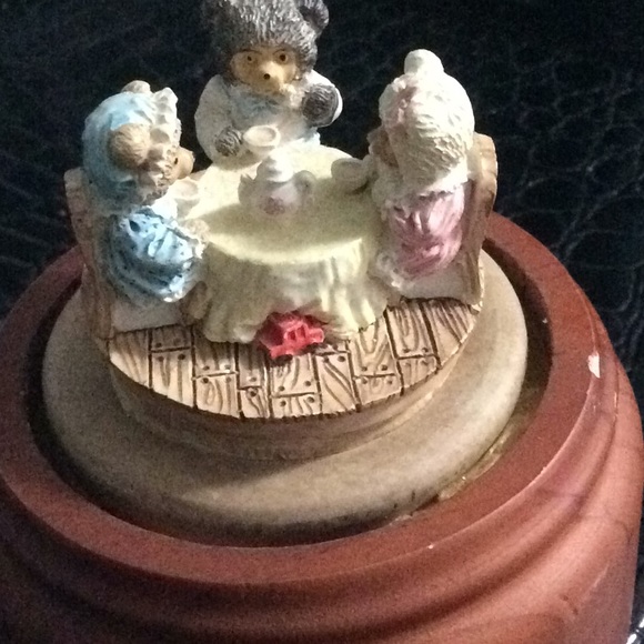 1990 Robert Raikes snow dome music box.  Susie, - Picture 2 of 5